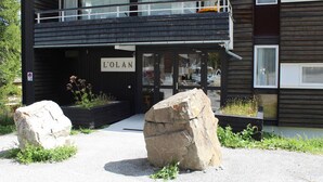 A modern building with a sign reading "L'OLAN" and a balcony. - Studio for 4 in the heart of Vars Les Claux (Vars)