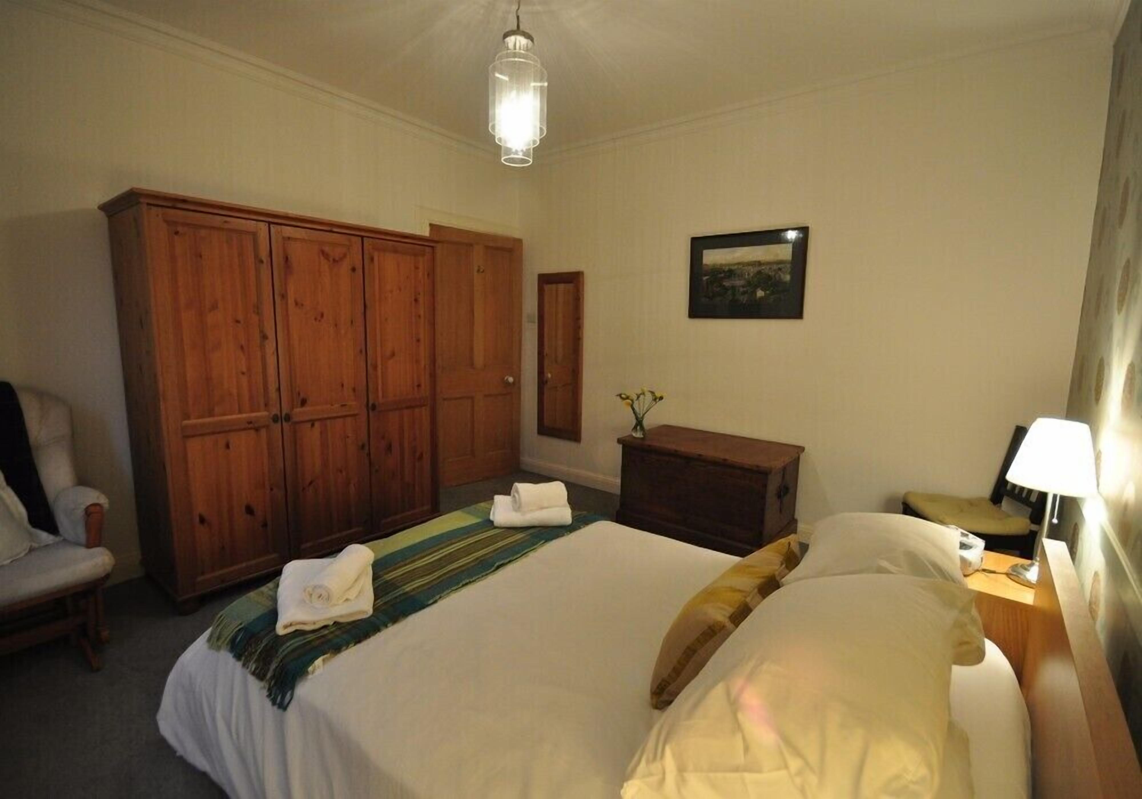 House | 4 bedrooms, iron/ironing board, free WiFi, bed sheets