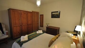 House | 4 bedrooms, iron/ironing board, free WiFi, bed sheets