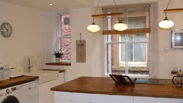 House | Private kitchen | Full-sized fridge, microwave, oven, stovetop