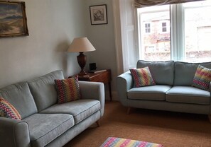 House | Living room | Flat-screen TV, DVD player