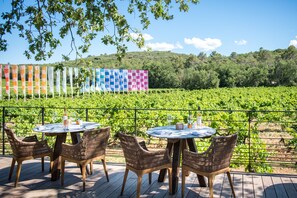 2 restauranter, lunsj og middag serveres, lokale retter