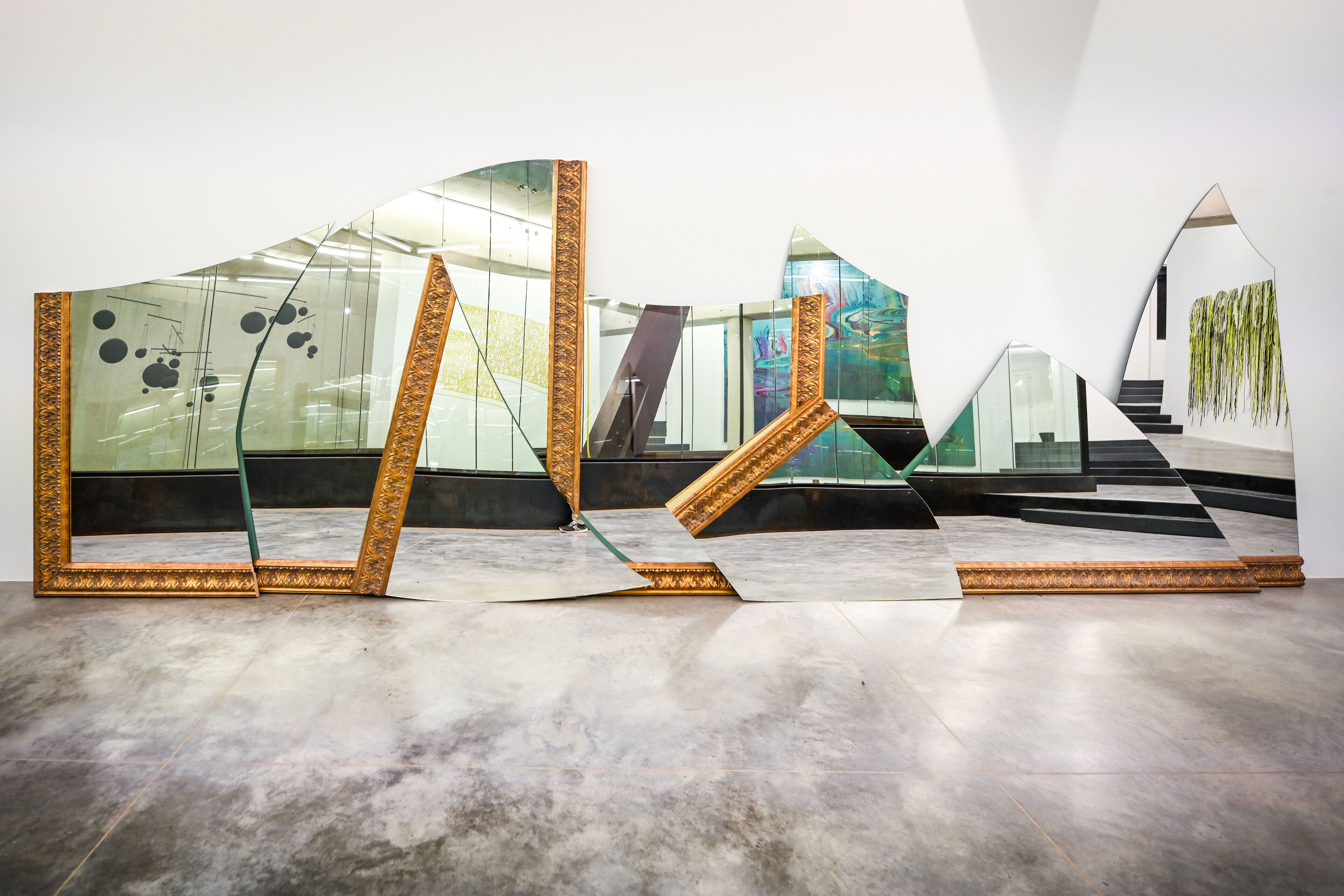 Una instalación de arte moderno con formas geométricas y superficies reflectantes.