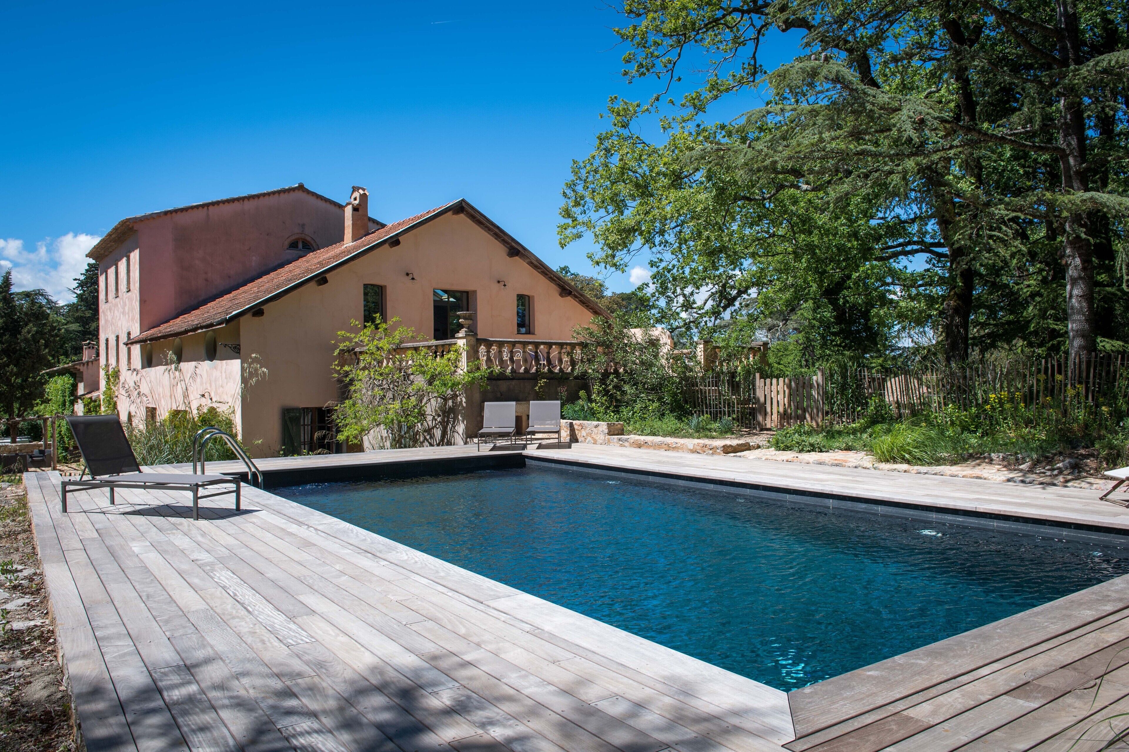 Alberca al aire libre por temporada y camastros 