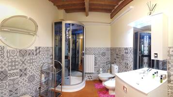 Deluxe kamer, 2 slaapkamers (Biblioteca) | Badkamer | Gratis toiletartikelen, een haardroger, een bidet, handdoeken