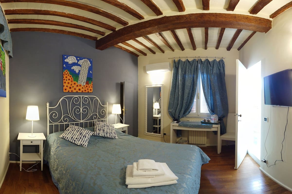 Double Room (French) | 1 bedroom, desk, cribs/infant beds, free WiFi