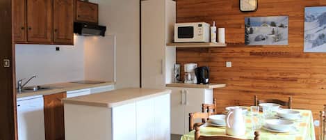 Réfrigérateur, four à micro-ondes, un four, surface de cuisson