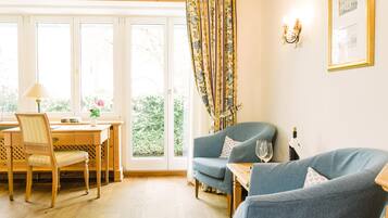 Deluxe-Doppelzimmer | Allergikerbettwaren, Minibar, Zimmersafe, Schreibtisch