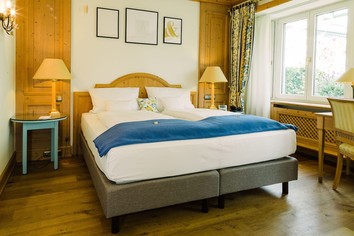deluxe double room | 1 bedroom, hypo-allergenic bedding, minibar, in-room safe