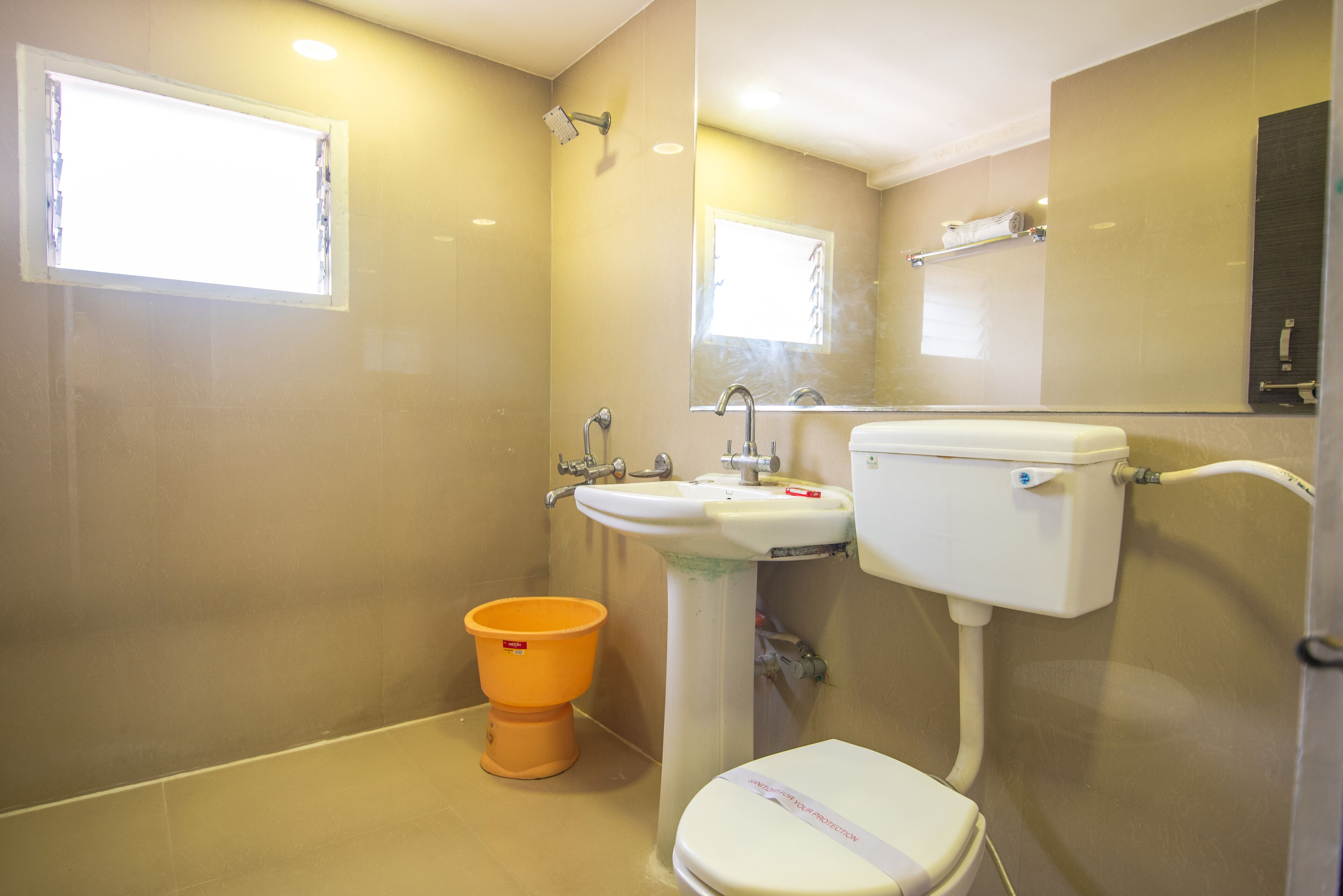 Un baño con inodoro, lavabo y ducha.