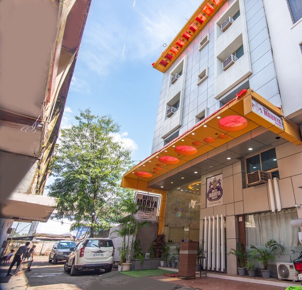 A hotel with a modern facade, a signboard indicating it is a hotel, and a clear sky above. - Hotel Morya Regency (Bhopal)