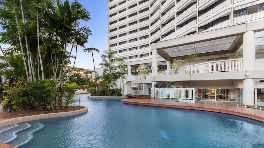 Luxury Pool Side Apartment in Beachfront Resort