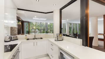 Luxury Apartment, 3 Bedrooms | Private kitchen