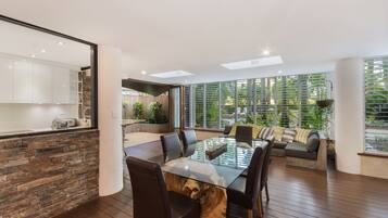Luxury Apartment, 3 Bedrooms | In-room dining
