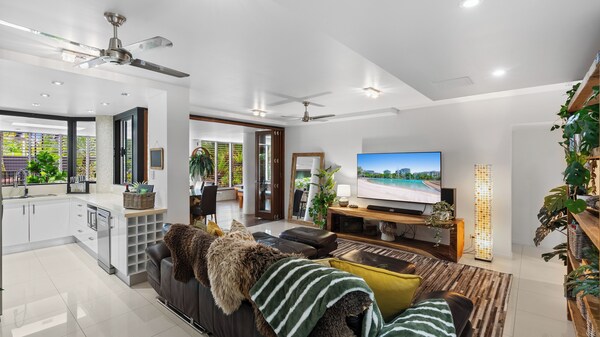 Luxury Pool Side Apartment In Beachfront Resort - Cairns