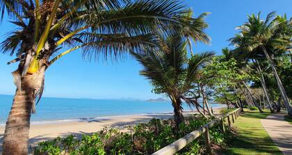Tropical Unit with Private Fenced Garden Close to The Beach 3