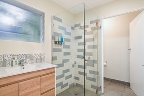 Appartement, 2 chambres | Salle de bain | Douche, articles de toilette gratuits, sèche-cheveux