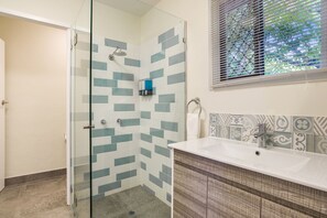 Bathroom - Tropical Unit with Private Fenced Garden Close to The Beach 4 (Palm Cove)