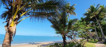 Tropical Unit with Private Fenced Garden Close to The Beach 4