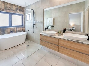 Luxury Apartment, 4 Bedrooms | Bathroom | Free toiletries, hair dryer, towels, soap - Superior Luxury Apartment in the City Life on Lake 19 (Cairns North)