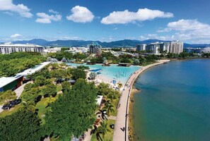 Beach nearby, beach towels - Superior Luxury Apartment in the City Life on Lake 19 (Cairns North)