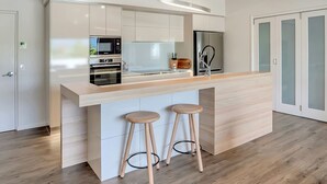 Luxe appartement, 4 slaapkamers | Privékeuken | Een espressoapparaat, een koelkast met diepvriezer, een microgolfoven
