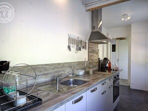 Fridge, microwave, dishwasher, coffee/tea maker - Austrian-style chalet with fireplace and pets allowed (Arçon (Loire))