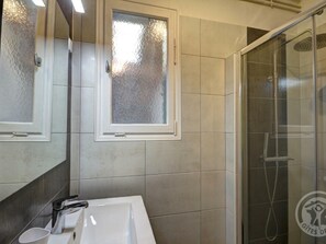 Bathroom - Austrian-style chalet with fireplace and pets allowed (Arçon (Loire))