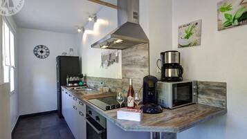 Kjøleskap, mikrobølgeovn, oppvaskmaskin og kaffetrakter/tekoker