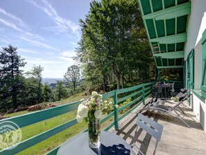 Outdoor dining - Austrian-style chalet with fireplace and pets allowed (Arçon (Loire))