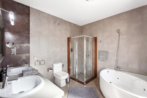 Baignoire, sèche-cheveux, serviettes fournies, papier toilette