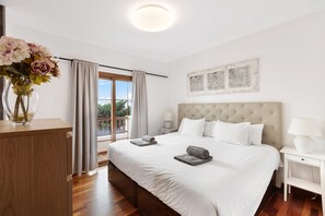 5 Schlafzimmer, Schreibtisch, Bügeleisen/Bügelbrett, kostenloses WLAN