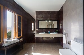 Badewanne, Haartrockner, Handtücher, Toilettenpapier
