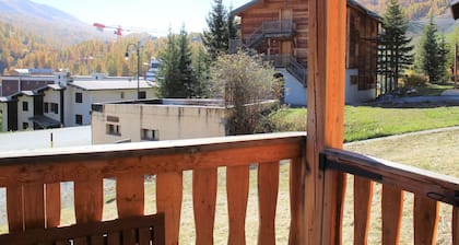 Cozy Studio Chalet Style, Sleeps 2, Close to Shops and Slopes at Vars Les Claux