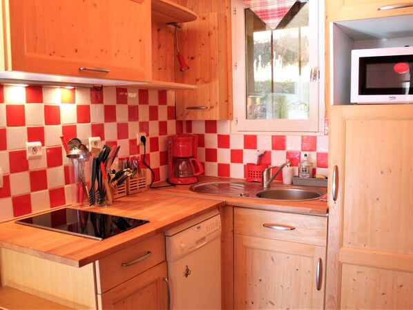 Réfrigérateur, micro-ondes, plaque de cuisson, lave-vaisselle