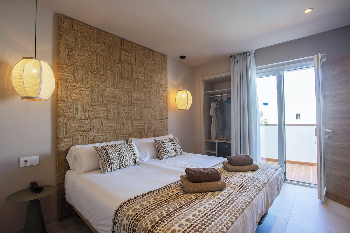 Kahden hengen huone (yksi tai kaksi sänkyä), parveke, näköala uima-altaalle | Minibaari, työpöytä, pimennysverhot, silitysrauta/-lauta