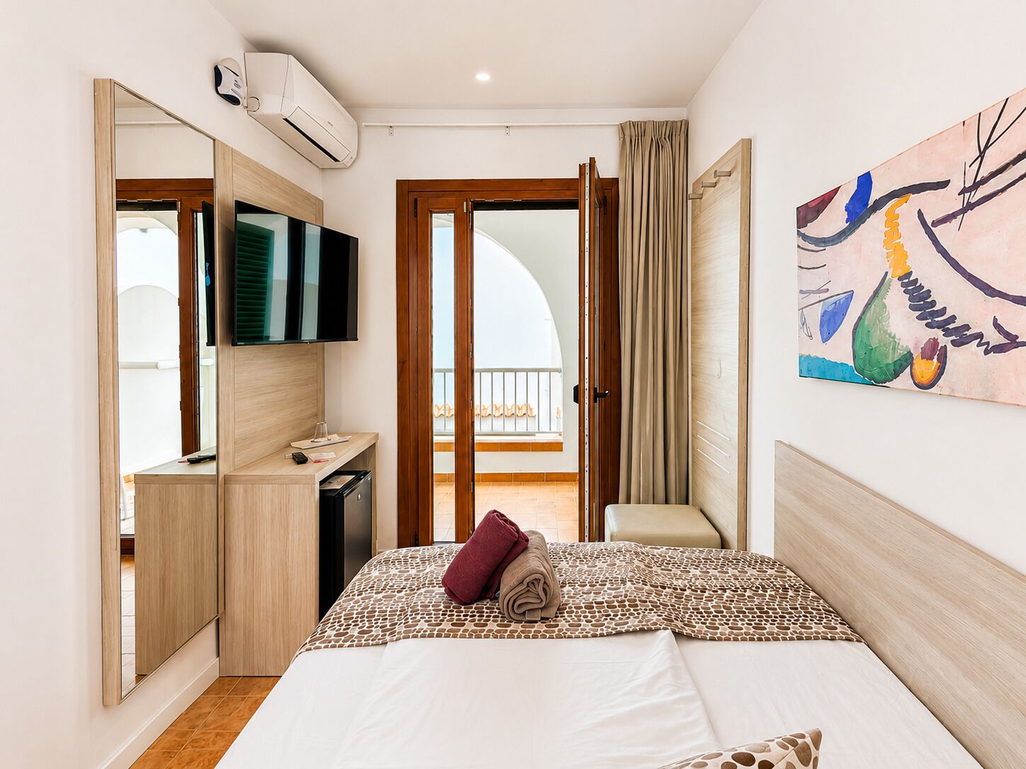Superior Single Room, Balcony | Minibar, desk, blackout curtains, iron/ironing board