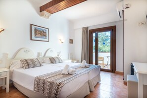 Chambre Double ou avec lits jumeaux, balcon | Minibar, bureau, rideaux occultants, fer et planche à repasser