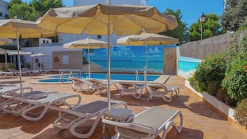 Sesongbasert utendørsbasseng, bassengparasoller og solsenger