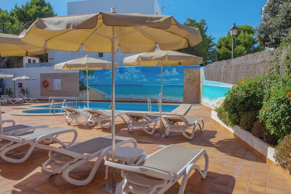 Una piscina al aire libre de temporada (de 08:30 a 19:00), sombrillas