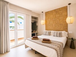 Minibar, escritorio, cortinas opacas y tabla de planchar con plancha
