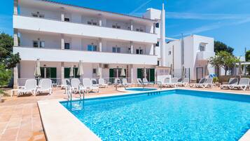 Una piscina al aire libre de temporada (de 08:30 a 19:00), sombrillas