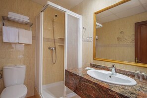 Suihku, hiustenkuivaaja, pyyhkeet, saippua