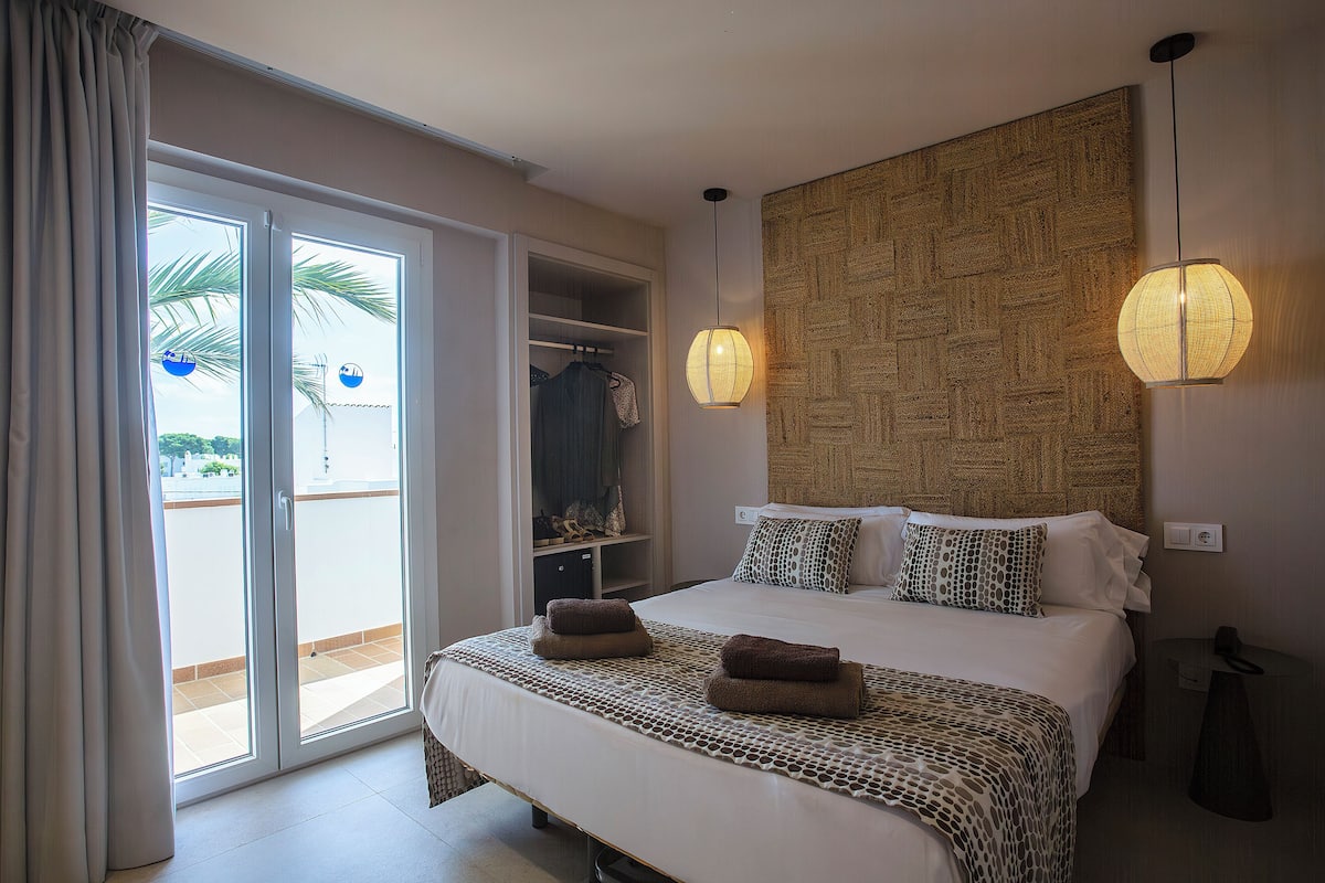 Kahden hengen huone (yksi tai kaksi sänkyä), parveke, lisärakennuksessa | Minibaari, työpöytä, pimennysverhot, silitysrauta/-lauta