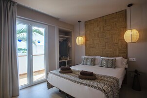 Quarto casal ou duplo, sacada, em edifício anexo | Frigobar, escrivaninha, cortinas blackout, ferros/tábuas de passar roupa