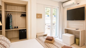 A hotel room with a bed, a wardrobe, a desk, a TV, and a balcony. - Hotel Ses Puntetes (Santanyi)