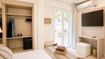Kamer, 1 twee- of 2 eenpersoonsbedden, balkon, uitzicht op zwembad | Een minibar, een bureau, verduisterende gordijnen