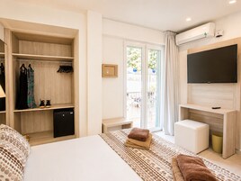 Habitación con 1 cama doble o 2 individuales, balcón, vistas a la piscina | Minibar, escritorio, cortinas opacas y tabla de planchar con plancha