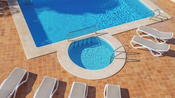 Una piscina al aire libre de temporada (de 08:30 a 19:00), sombrillas