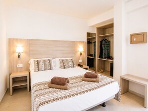 Minibar, desk, blackout drapes, iron/ironing board - Hotel Ses Puntetes (Santanyi)